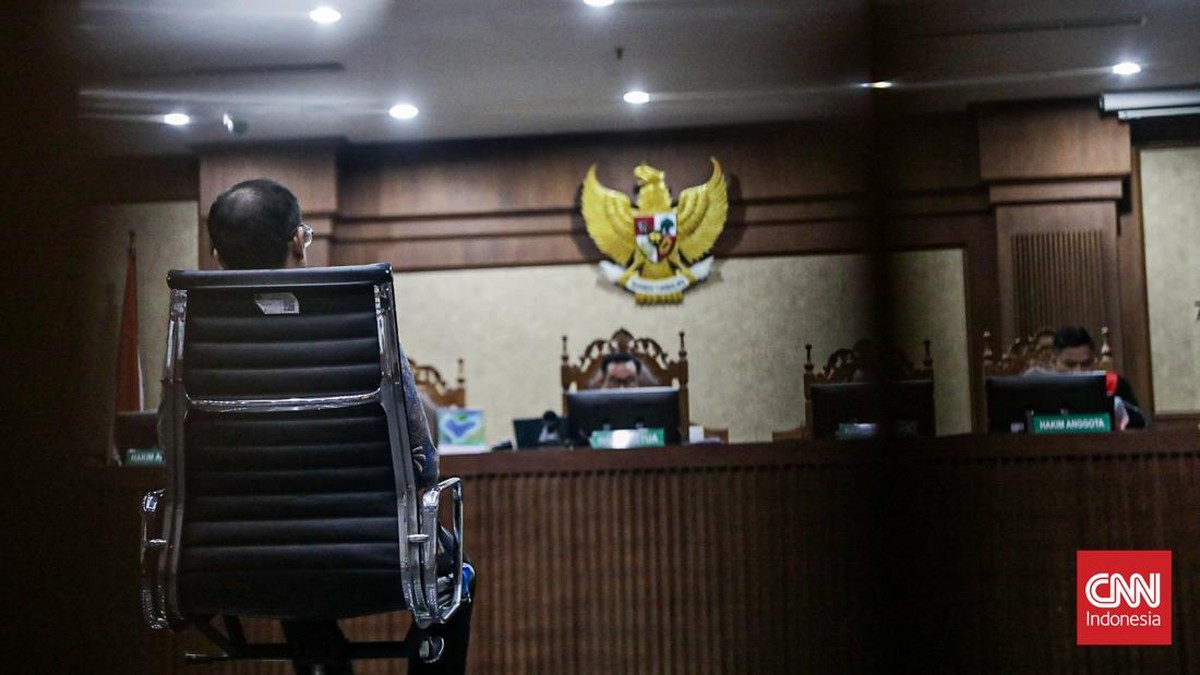 Eks Mendikbudristek Nadiem Makarim tiba di Pengadilan Tindak Pidana Korupsi (Tipikor) pada Pengadilan Negeri Jakarta Pusat, Jakarta, Selasa (30/6), untuk menjalani sidang vonis terkait perkara pengadaan laptop pendidikan. (CNN Indonesia/Febria Adha L