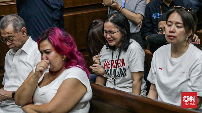 Eks Mendikbudristek Nadiem Makarim tiba di Pengadilan Tindak Pidana Korupsi (Tipikor) pada Pengadilan Negeri Jakarta Pusat, Jakarta, Selasa (30/6), untuk menjalani sidang vonis terkait perkara pengadaan laptop pendidikan. (CNN Indonesia/Febria Adha L