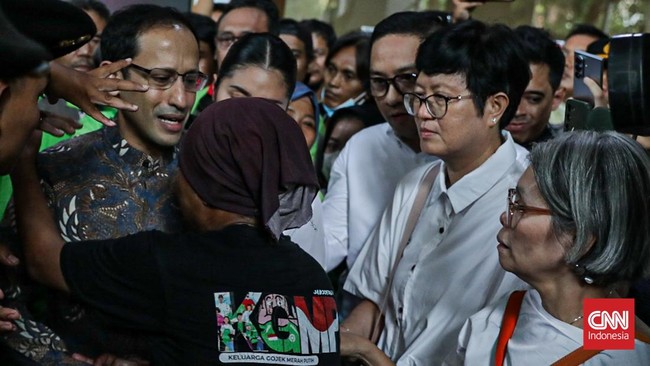Eks Mendikbudristek Nadiem Makarim tiba di Pengadilan Tindak Pidana Korupsi (Tipikor) pada Pengadilan Negeri Jakarta Pusat, Jakarta, Selasa (30/6), untuk menjalani sidang vonis terkait perkara pengadaan laptop pendidikan. (CNN Indonesia/Febria Adha L