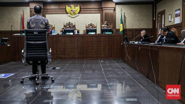 Eks Mendikbudristek Nadiem Makarim tiba di Pengadilan Tindak Pidana Korupsi (Tipikor) pada Pengadilan Negeri Jakarta Pusat, Jakarta, Selasa (30/6), untuk menjalani sidang vonis terkait perkara pengadaan laptop pendidikan. (CNN Indonesia/Febria Adha L