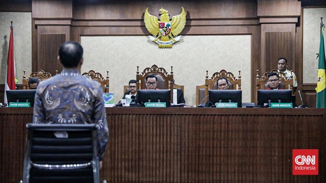 Eks Mendikbudristek Nadiem Makarim tiba di Pengadilan Tindak Pidana Korupsi (Tipikor) pada Pengadilan Negeri Jakarta Pusat, Jakarta, Selasa (30/6), untuk menjalani sidang vonis terkait perkara pengadaan laptop pendidikan. (CNN Indonesia/Febria Adha L