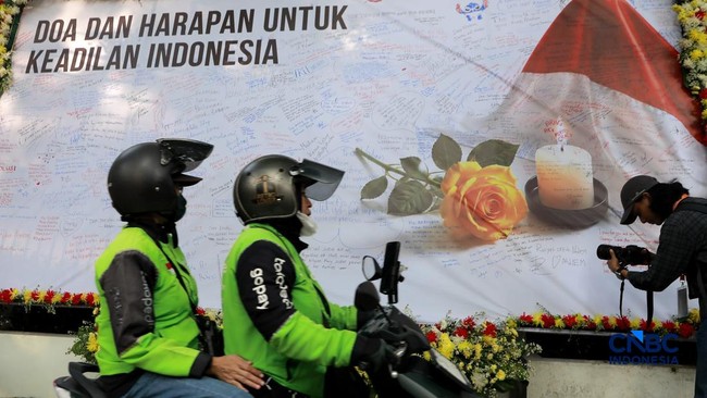 Detik-Detik Jelang Sidang Vonis Korupsi Nadiem, Ada Karangan Bunga