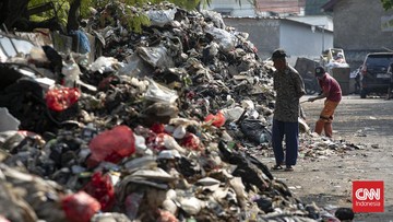 Darurat Sampah di Cakung: Akses Gang Swadaya Tertutup Total, Petugas Berjibaku Bersihkan Tumpukan Menggunung