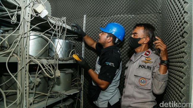 Petugas PLN dan kepolisian memeriksa server yang diduga untuk tambang bitcoin di Bekasi, Selasa (30/6/2026). Temuan tersebut bermula dari laporan warga saat berlangsungnya kegiatan penataan bangunan yang melebihi trotoar di sekitar lokasi. Ketika pen