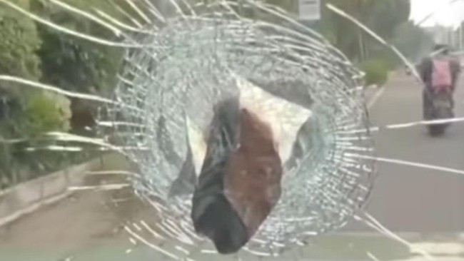 Tangkapan layar video mobil Putri Indonesia Pariwisata 2022 Adinda Cresheilla dilempar batu hingga kaca depan pecah saat berkendara di kawasan Pondok Indah, Jakarta Selatan, Selasa (30/6/2026). ANTARA/HO-Instagram/@lbj_jakarta/Luthfia Miranda Putri.