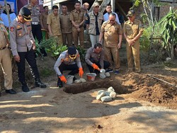 HUT Ke-80 Bhayangkara, Polres OKU Selatan Bedah Rumah Korban Longsor dan Banjir