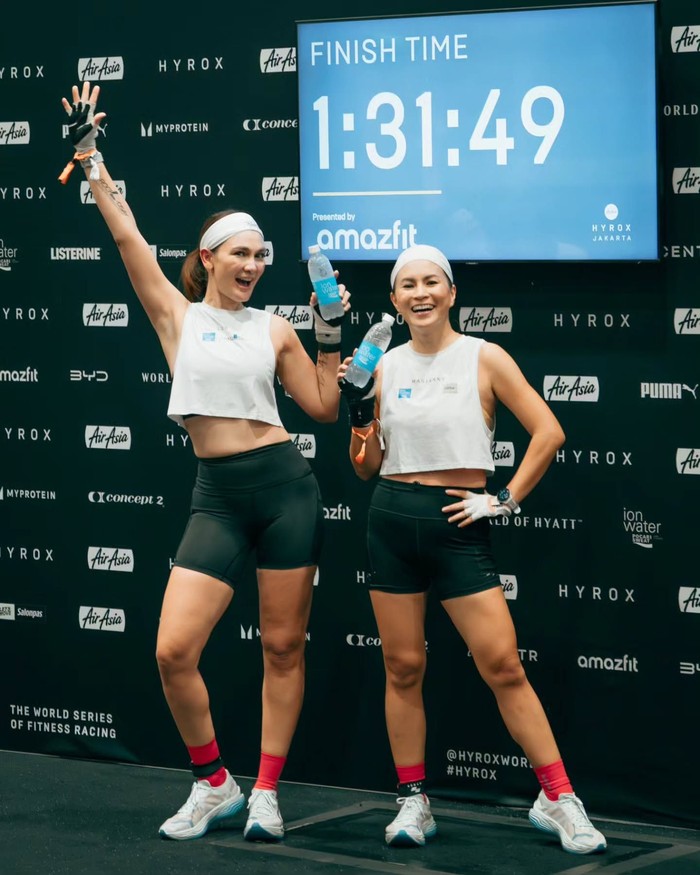 Luna Maya dan Marianne Rumantir&nbsp;berhasil menyelesaikan tantangan&nbsp;kategori Doubles Women dalam waktu&nbsp; 1 jam 31 menit 49 detik. Mereka kompak mengenakan seragam, mulai dari&nbsp;cropped tee tanpa lengan berwarna&nbsp;putih yang kontras dengan&nbsp;cycling shorts hitam, kaus kaki merah dipadu sneakers putih, sampai headband./ Foto: instagram.com/lunamaya