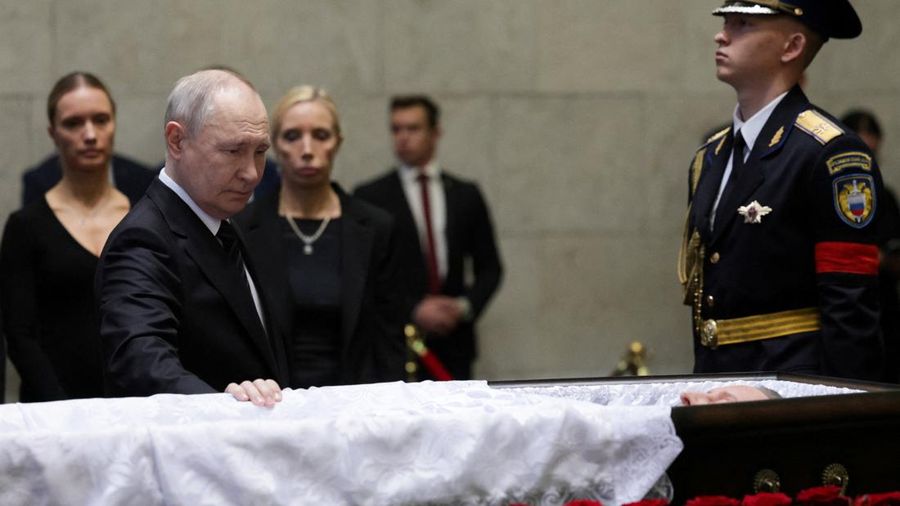 Presiden Rusia Putin memberikan penghormatan terakhir kepada mendiang mantan Menteri Pertahanan Rusia Ivanov, di Moskow., Rusia, Selasa (30/6/2026). (Sputnik/Gavriil Grigorov/Pool via REUTERS)