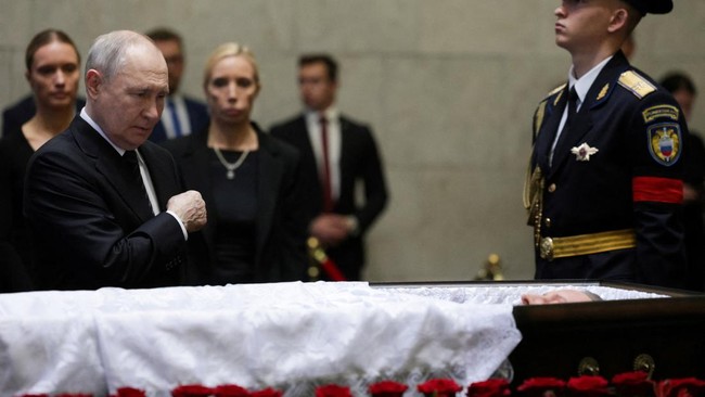 Potret Putin Diselimuti Duka, Calon Penerusnya Meninggal Dunia