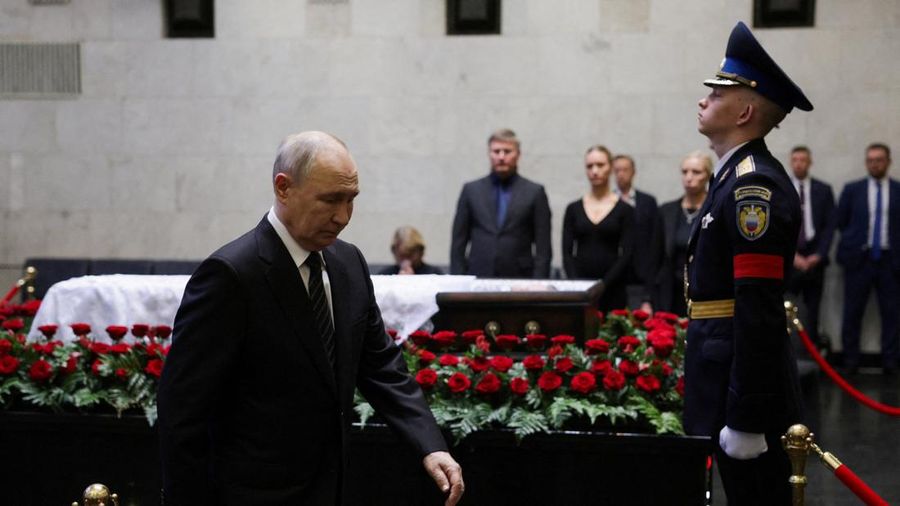 Presiden Rusia Putin memberikan penghormatan terakhir kepada mendiang mantan Menteri Pertahanan Rusia Ivanov, di Moskow., Rusia, Selasa (30/6/2026). (Sputnik/Gavriil Grigorov/Pool via REUTERS)