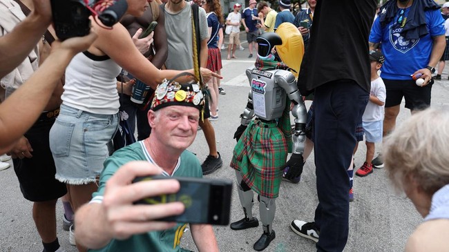 Kehadiran asisten robotik multibahasa berbasis kecerdasan buatan di gerbang masuk stadion sukses memangkas waktu antrean tiket