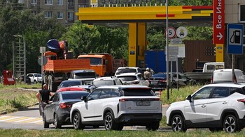 FILE PHOTO: Vehicles queue to refuel at a Rosneft petrol pump, as according to local officials some regional filling stations face gasoline shortages due to production cuts at major refineries, amid the Russia-Ukraine conflict in Rostov-on-Don, Russi