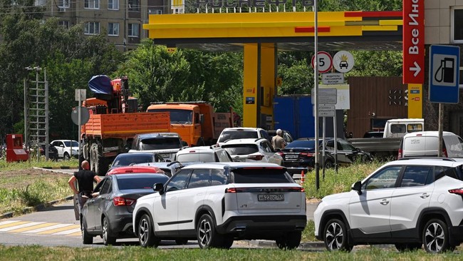 FILE PHOTO: Vehicles queue to refuel at a Rosneft petrol pump, as according to local officials some regional filling stations face gasoline shortages due to production cuts at major refineries, amid the Russia-Ukraine conflict in Rostov-on-Don, Russi
