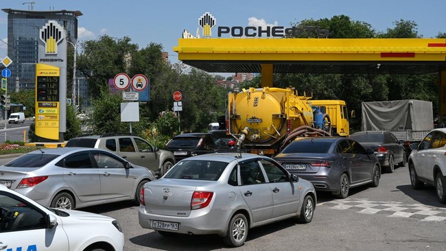 Diler mobil di Moskow kebanjiran permintaan mobil listrik China seiring warga Rusia berupaya menghindari krisis BBM akibat serangan Ukraina.