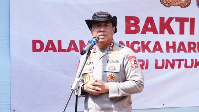 Menyambut Hari Bhayangkara ke-80, Polri melaksanakan program bedah rumah di 80 titik yang tersebar di berbagai wilayah Indonesia sebagai wujud nyata kepedulian kepada masyarakat. Salah satu rumah yang diresmikan pada Selasa (30/6) pukul 11.00 WIB ber