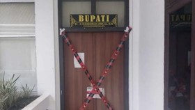 Pintu ruangan Bupati Kuantan Singingi Suhardiman Amby yang tersegel di Teluk Kuantan, Selasa (30/6/2026). ANTARA/Dokumentasi Pribadi