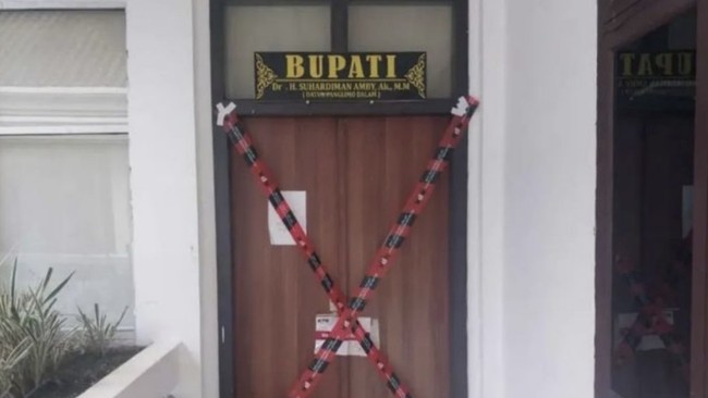 Pintu ruangan Bupati Kuantan Singingi Suhardiman Amby yang tersegel di Teluk Kuantan, Selasa (30/6/2026). ANTARA/Dokumentasi Pribadi