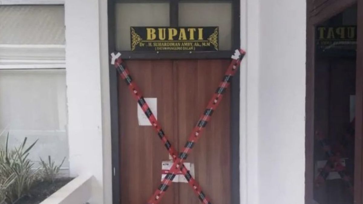 KPK Segel Ruang Kerja Bupati Kuantan Singingi Suhardiman Amby