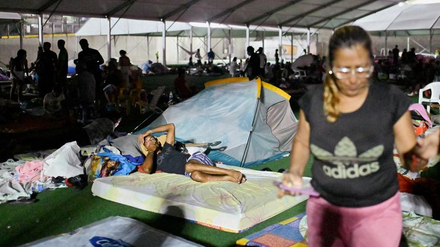 Seorang laki-laki beristirahat di tempat penampungan sementara setelah gempa bumi di La Guaira, Venezuela, 29 Juni 2026.