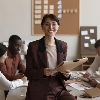 Sering Dicap Pemalu, Justru Ini 3 Keunggulan Introvert yang Membuatnya Jadi Pemimpin Hebat
