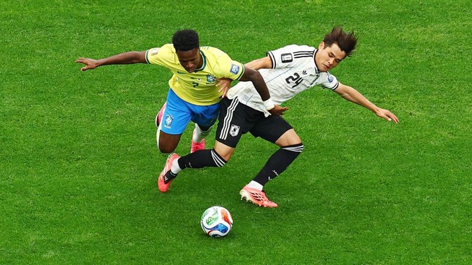 Soccer Football - FIFA World Cup 2026 - Round of 32 - Brazil v Japan - Houston Stadium, Houston, Texas, U.S. - June 29, 2026 Brazil's Vinicius Junior in action with Japan's Kaishu Sano REUTERS/Pedro Nunes