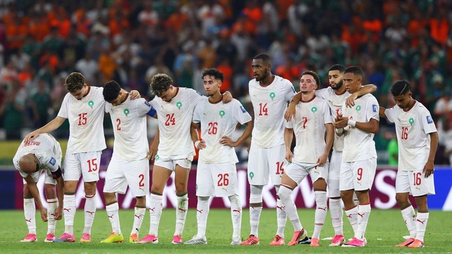 Soccer Football - FIFA World Cup 2026 - Round of 32 - Netherlands v Morocco - Estadio Monterrey, Monterrey, Mexico - June 29, 2026 Morocco players line up during the penalty shootout REUTERS/Daniel Becerril