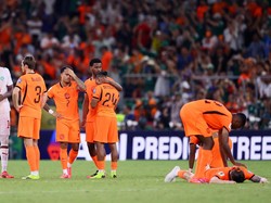 Soccer Football - FIFA World Cup 2026 - Round of 32 - Netherlands v Morocco - Estadio Monterrey, Monterrey, Mexico - June 29, 2026 Netherlands' Crysencio Summerville and teammates look dejected after the match as Netherlands are eliminated from the W