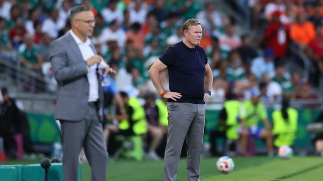 Soccer Football - FIFA World Cup 2026 - Round of 32 - Netherlands v Morocco - Estadio Monterrey, Monterrey, Mexico - June 29, 2026 Netherlands coach Ronald Koeman and Morocco coach Mohamed Ouahbi look on REUTERS/Eloisa Sanchez
