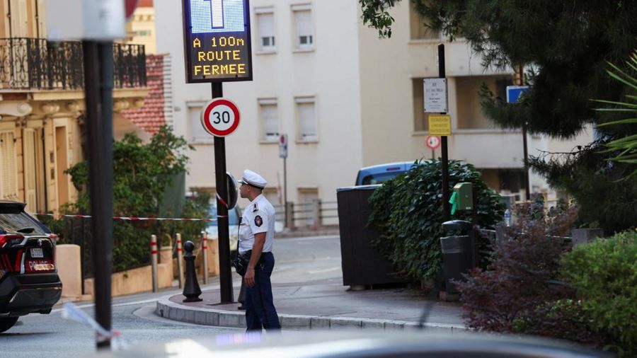 Suasana usai sebuah gedung tempat tinggal, setelah ledakan peledak rakitan di Monaco, Selasa (30/6/2026). (REUTERS/Alexandre Dimou)