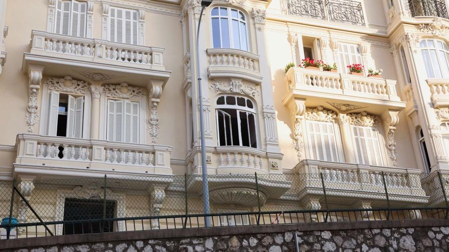Suasana usai sebuah gedung tempat tinggal, setelah ledakan peledak rakitan di Monaco, Selasa (30/6/2026). (REUTERS/Alexandre Dimou)