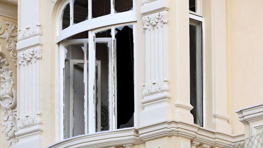 Suasana usai sebuah gedung tempat tinggal, setelah ledakan peledak rakitan di Monaco, Selasa (30/6/2026). (REUTERS/Manon Cruz)