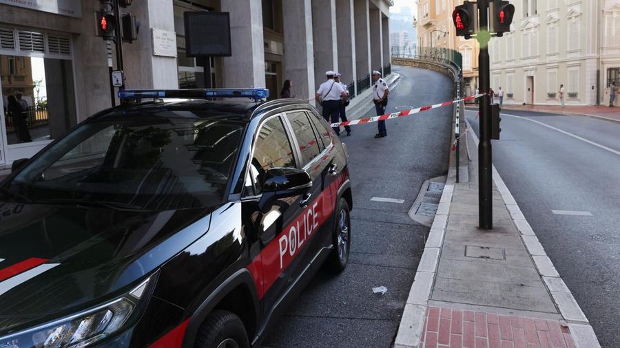 Suasana usai sebuah gedung tempat tinggal, setelah ledakan peledak rakitan di Monaco, Senin (30/6/2026). (REUTERS/Alexandre Dimou)