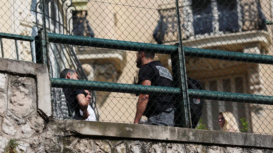 Suasana usai sebuah gedung tempat tinggal, setelah ledakan peledak rakitan di Monaco, Senin (30/6/2026). (REUTERS/Alexandre Dimou)