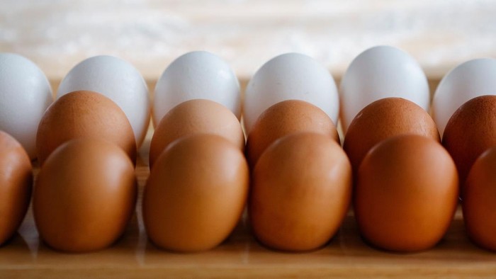 Telur yang masih dalam cangkang tidak boleh dipanaskan dengan microwave