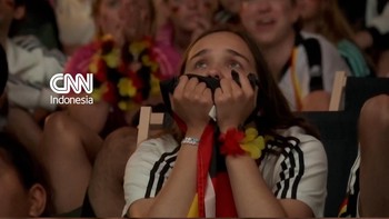 Pendukung timnas Jerman dibuat syok usai gagal melaju ke babak 16 besar melawan Paraguay pada Senin (29/6).