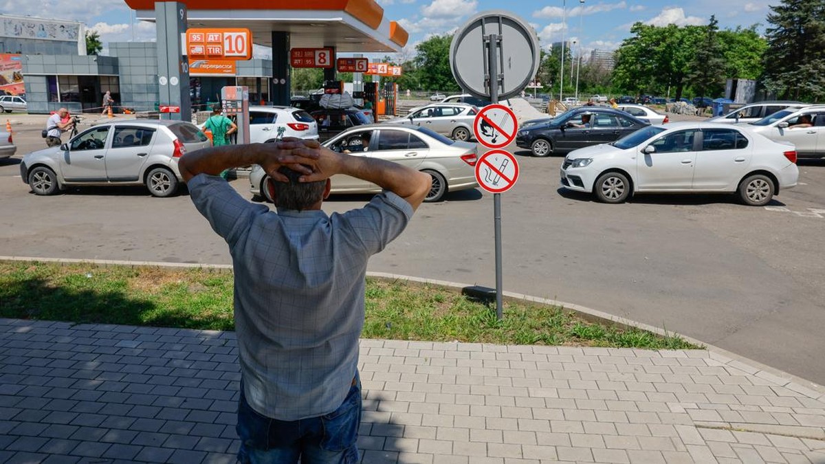 Cars queue to refuel at a gas station after restrictions on petrol sales were introduced to avert fuel shortages in the region, in the course of the Russia-Ukraine conflict, in Donetsk, a Russian-controlled city of Ukraine, June 16, 2026. REUTERS/Ale