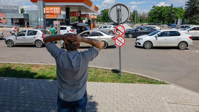 Cars queue to refuel at a gas station after restrictions on petrol sales were introduced to avert fuel shortages in the region, in the course of the Russia-Ukraine conflict, in Donetsk, a Russian-controlled city of Ukraine, June 16, 2026. REUTERS/Ale