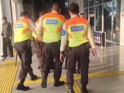 Viral Pria Teriak-teriak Nama Tokoh Saat Diamankan di Stasiun Duri