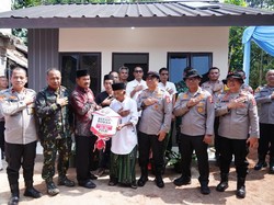 Bedah Rumah di Hari Bhayangkara ke-80, Wakapolri Serahkan Rumah Baru Kakek Usin