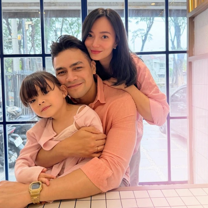 <p>Artis Asmirandah kini telah resmi menikah dengan Jonas Rivanno pada 2013. Dari pernikahan tersebut, keduanya dikaruniai seorang putri cantik yang bernama Chloe Emanuelle Van Wattimena. (Foto: Instagram @asmirandah89)</p>