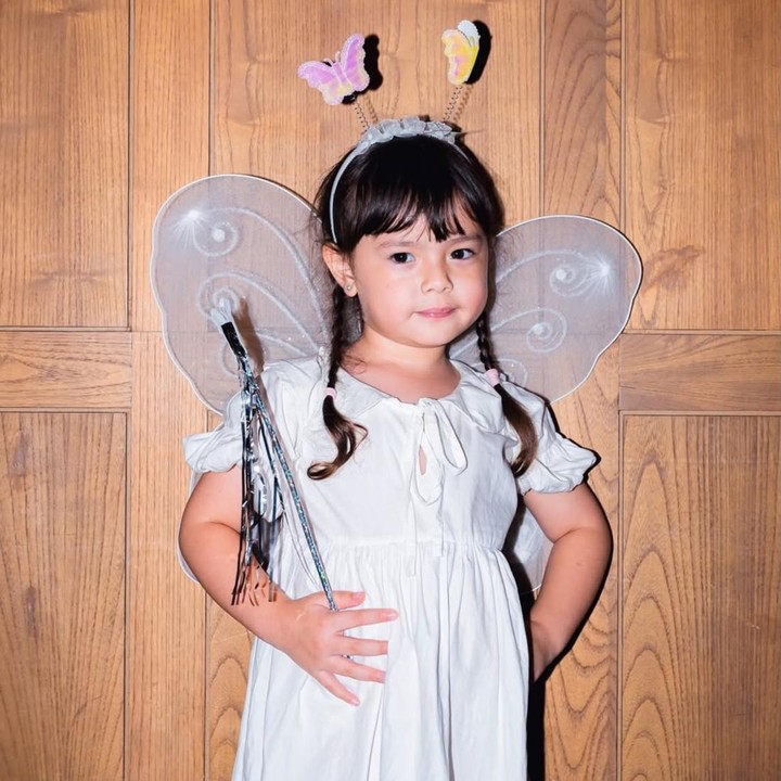 <p>Chloe lahir tepat pada Hari Natal, yakni 25 Desember 2020, Bunda. Di penghujung tahun 2026, putri Asmirandah dan Jonas Rivanno ini akan genap berusia enam tahun. Asmirandah pun cukup sering membagikan potret Chloe melalui unggahannya di Instagram. (Foto: Instagram @asmirandah89)</p>