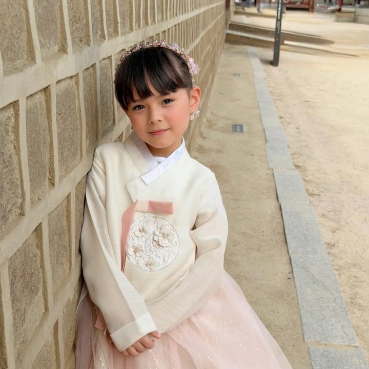 <p>Belum lama ini, Asmirandah mengajak putri semata wayangnya untuk berlibur ke Korea Selatan. Dalam salah satu unggahannya, Chloe tampil bak <em>princess</em> di negeri dongeng saat mengenakan pakaian tradisional Korea, yaitu Hanbok. (Foto: Instagram @asmirandah89)</p>