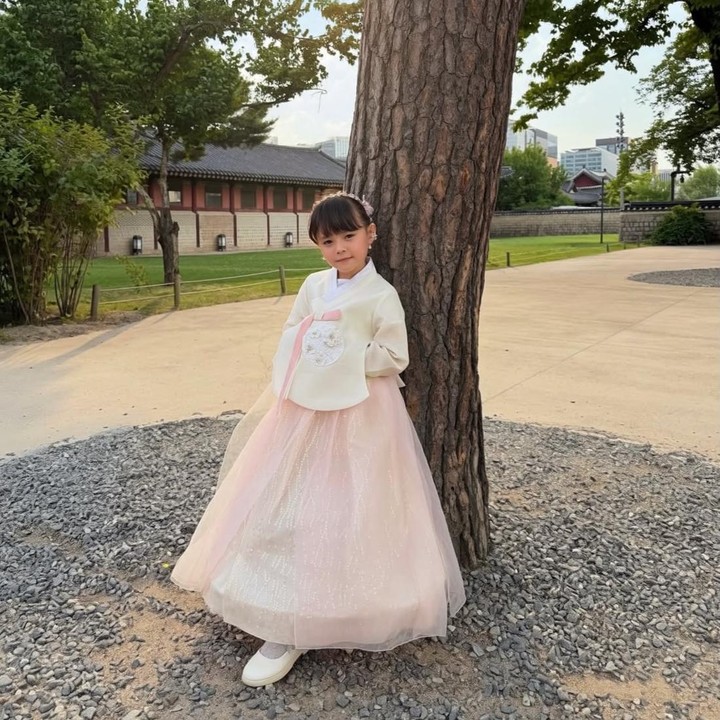 <p>Sambil memamerkan senyuman manisnya, Chloe tampil cantik mengenakan Hanbok dengan perpaduan warna <em>pink</em> dan putih. Meski baru berusia lima tahun, Si Kecil ini tampaknya sudah percaya diri dan pandai berpose di depan kamera ya, Bunda. (Foto: Instagram @asmirandah89)</p>