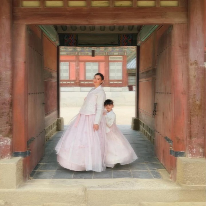 <p>Tak hanya Chloe, Asmirandah juga terlihat mengenakan Hanbok dengan warna yang senada dengan sang putri. Keduanya pun menikmati momen bersama sambil menjelajahi rumah tradisional khas Korea Selatan. "Hanbok pertamaku di Korea. Aku merasa seperti seorang putri kecil," ungkap Asmirandah lewat Instagram-nya. (Foto: Instagram @asmirandah89)</p>