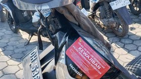 Salah satu kendaraan roda dua yang sudah ditempelkan stiker penunggak pajak. ANTARA/Ho