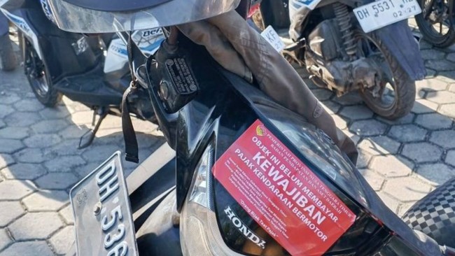Salah satu kendaraan roda dua yang sudah ditempelkan stiker penunggak pajak. ANTARA/Ho