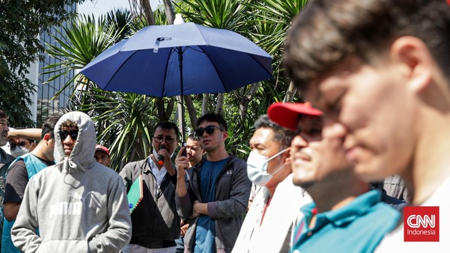 Sejumlah pengungsi menggelar aksi unjuk rasa di depan kantor UNHCR, Jakarta, Rabu (1/7). (CNN Indonesia/ Febria Adha L).