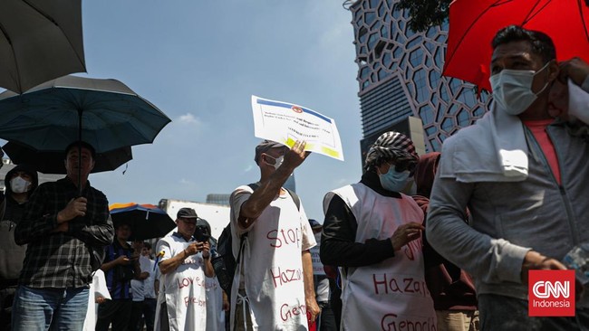Sejumlah pengungsi menggelar aksi unjuk rasa di depan kantor UNHCR, Jakarta, Rabu (1/7). (CNN Indonesia/ Febria Adha L).