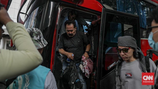 Sejumlah pengungsi menggelar aksi unjuk rasa di depan kantor UNHCR, Jakarta, Rabu (1/7). (CNN Indonesia/ Febria Adha L).