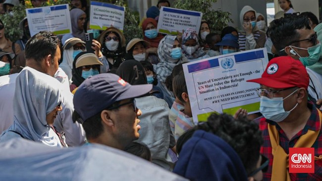 Sejumlah pengungsi menggelar aksi unjuk rasa di depan kantor UNHCR, Jakarta, Rabu (1/7). (CNN Indonesia/ Febria Adha L).
